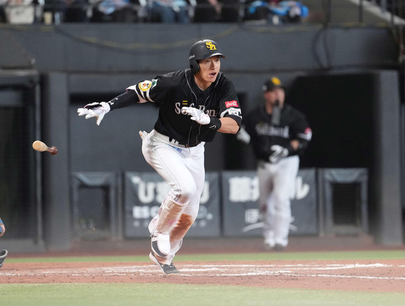 日本ハム対ソフトバンク　8回表ソフトバンク無死一、二塁、適時二塁打を放つ柳田（撮影・井上学）