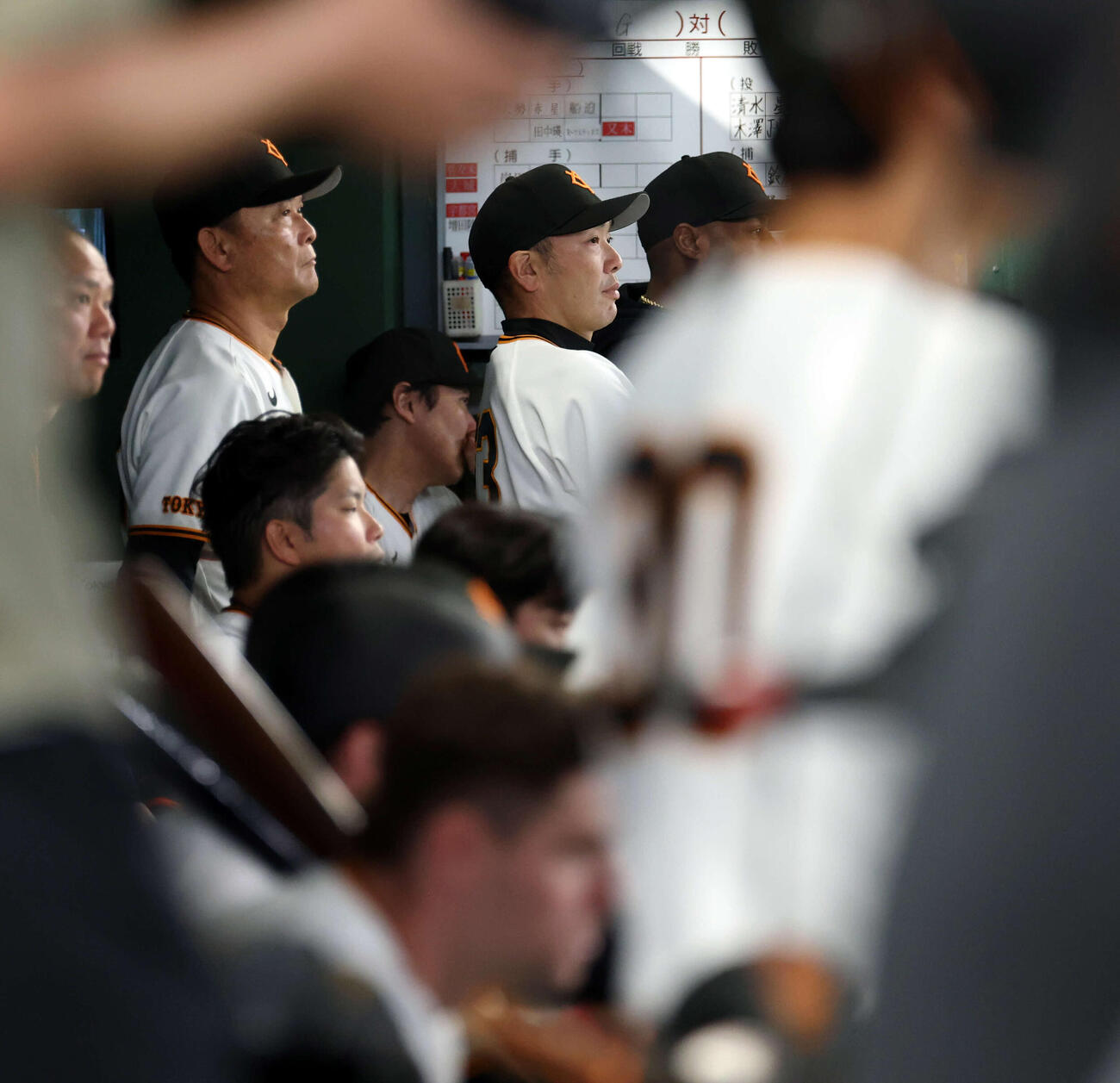 巨人対ヤクルト　9回裏巨人の攻撃を見つめる阿部監督（奥）ら巨人の選手たち（撮影・浅見桂子）