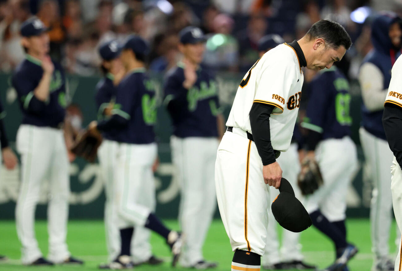巨人対ヤクルト　今季初勝利の高梨（左）らヤクルト選手の喜びを横目に一礼する巨人阿部監督（撮影・浅見桂子）