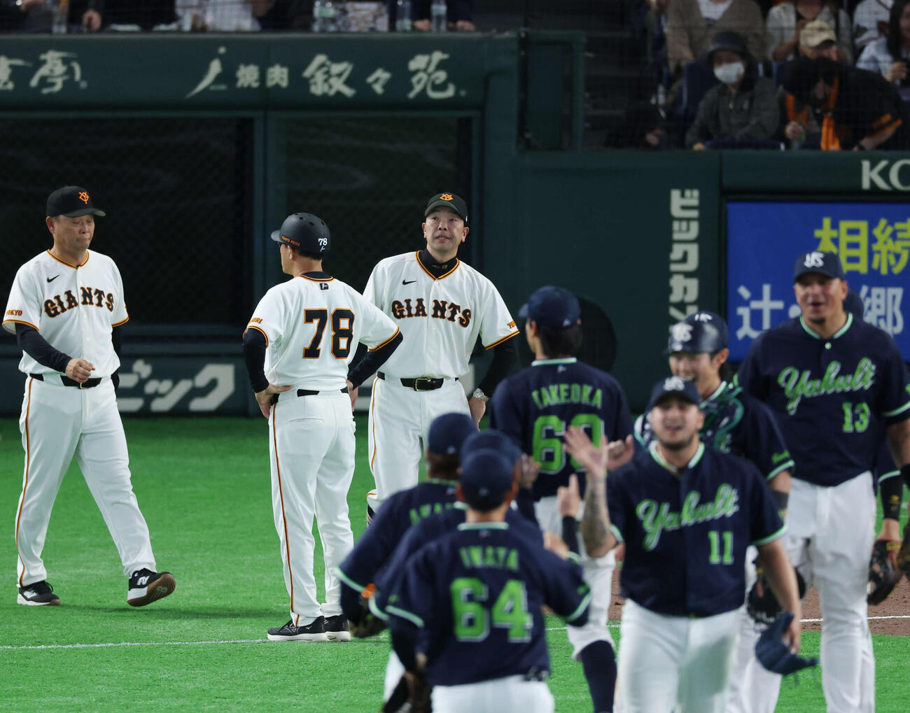 巨人対ヤクルト　ヤクルトに敗れ観客にあいさつをする巨人阿部監督（撮影・増田悦実）