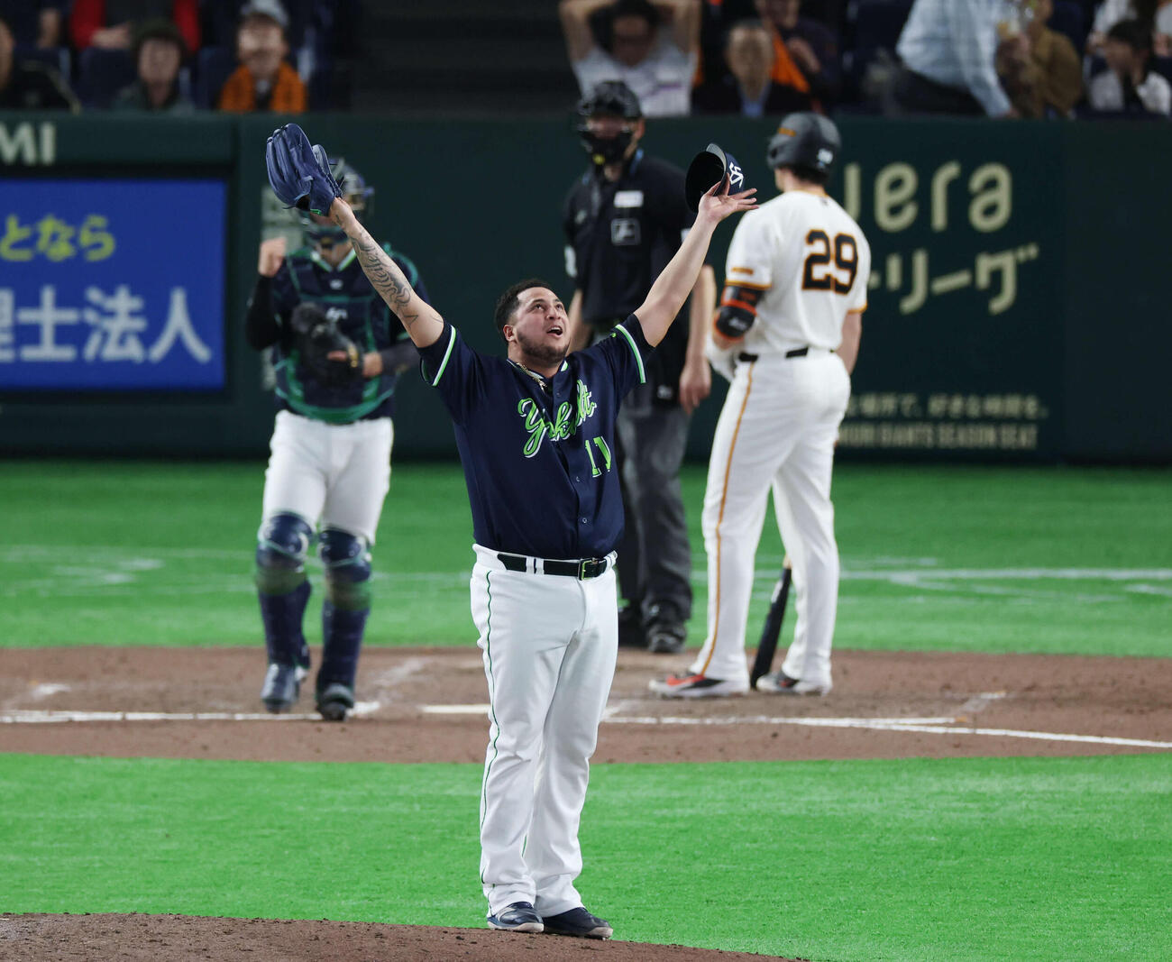 巨人対ヤクルト　9回裏巨人2死一塁、ダルベックを三振に抑え喜ぶキハダ（撮影・増田悦実）