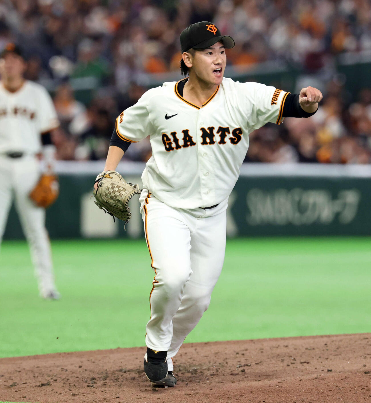 巨人対ヤクルト　4回表ヤクルト1死一塁、伊藤の打球で野手を指さし声を出す井上（撮影・浅見桂子）