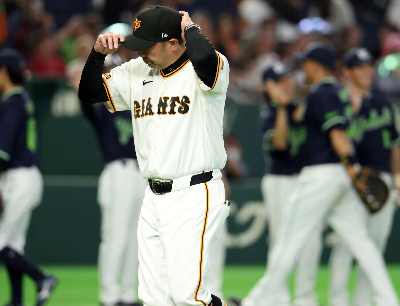 巨人対ヤクルト　ヤクルト選手の喜びを背にに一礼する巨人阿部監督（撮影・浅見桂子）