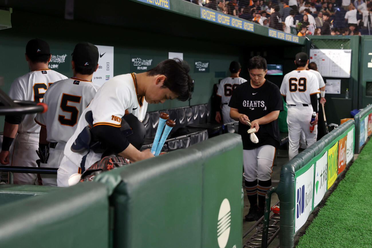 巨人対ヤクルト　連敗を喫し、一礼して引き上げる巨人の選手たち（撮影・浅見桂子）