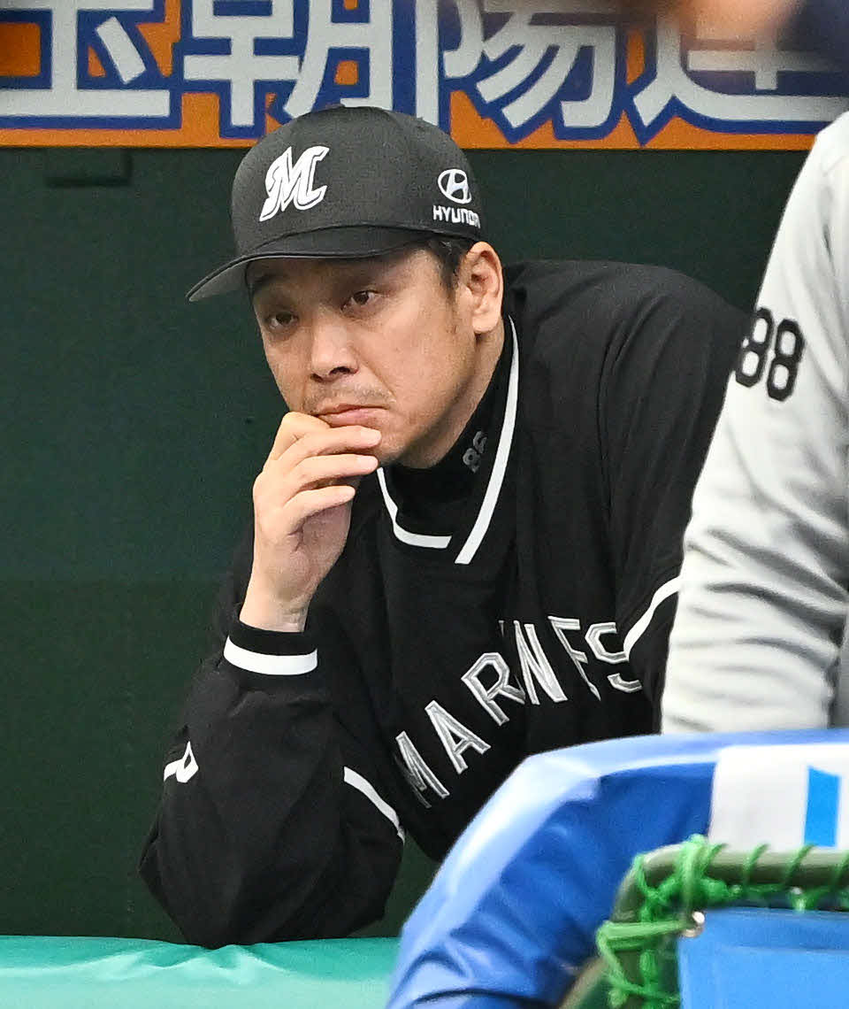 西武対ロッテ　戦況を見守るロッテサブロー監督（撮影・滝沢徹郎）