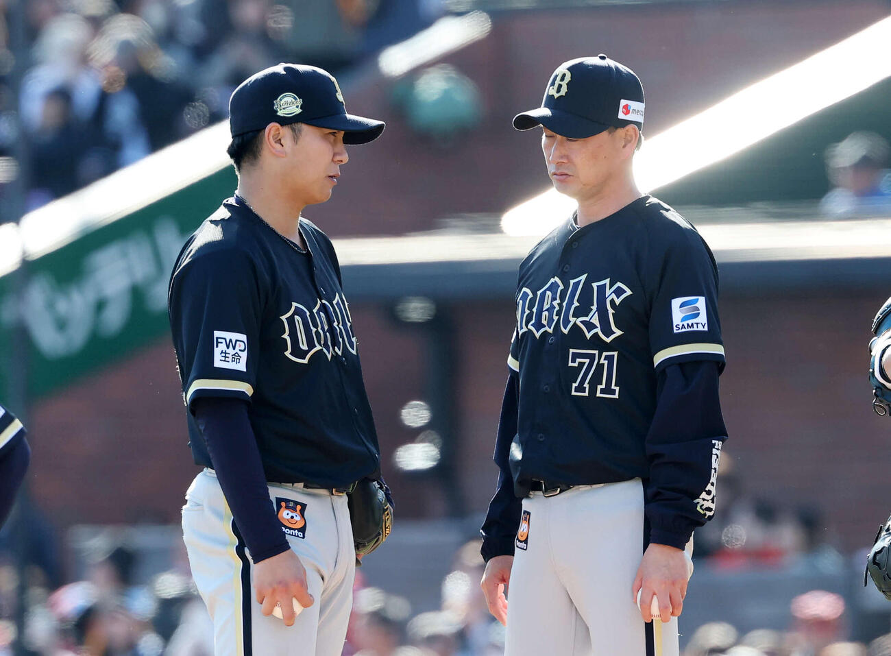 楽天対オリックス　8回裏、オリックス古田島（左）に交代を告げる岸田監督（撮影・鈴木正人）　