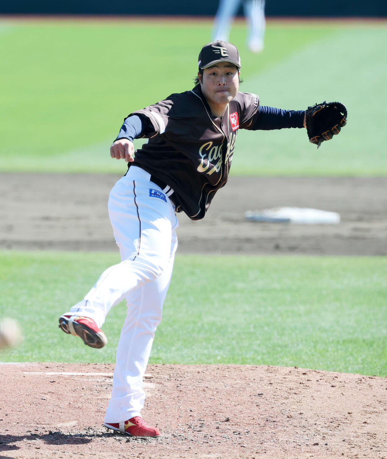 楽天対オリックス　力投する楽天先発の滝中（撮影・鈴木正人）　