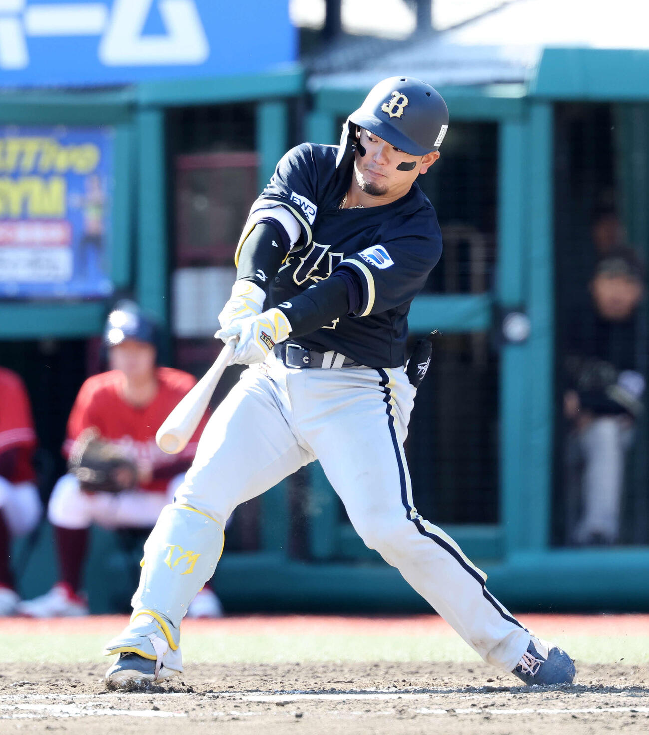 楽天対オリックス　8回表オリックス無死、森友は右前打を放つ（撮影・鈴木正人）　