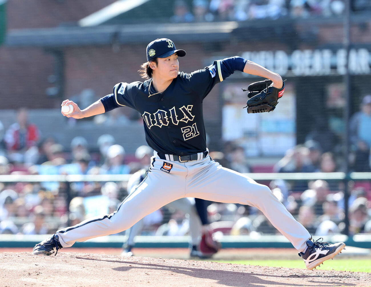 楽天対オリックス　力投するオリックス2番手の山崎（撮影・鈴木正人）　