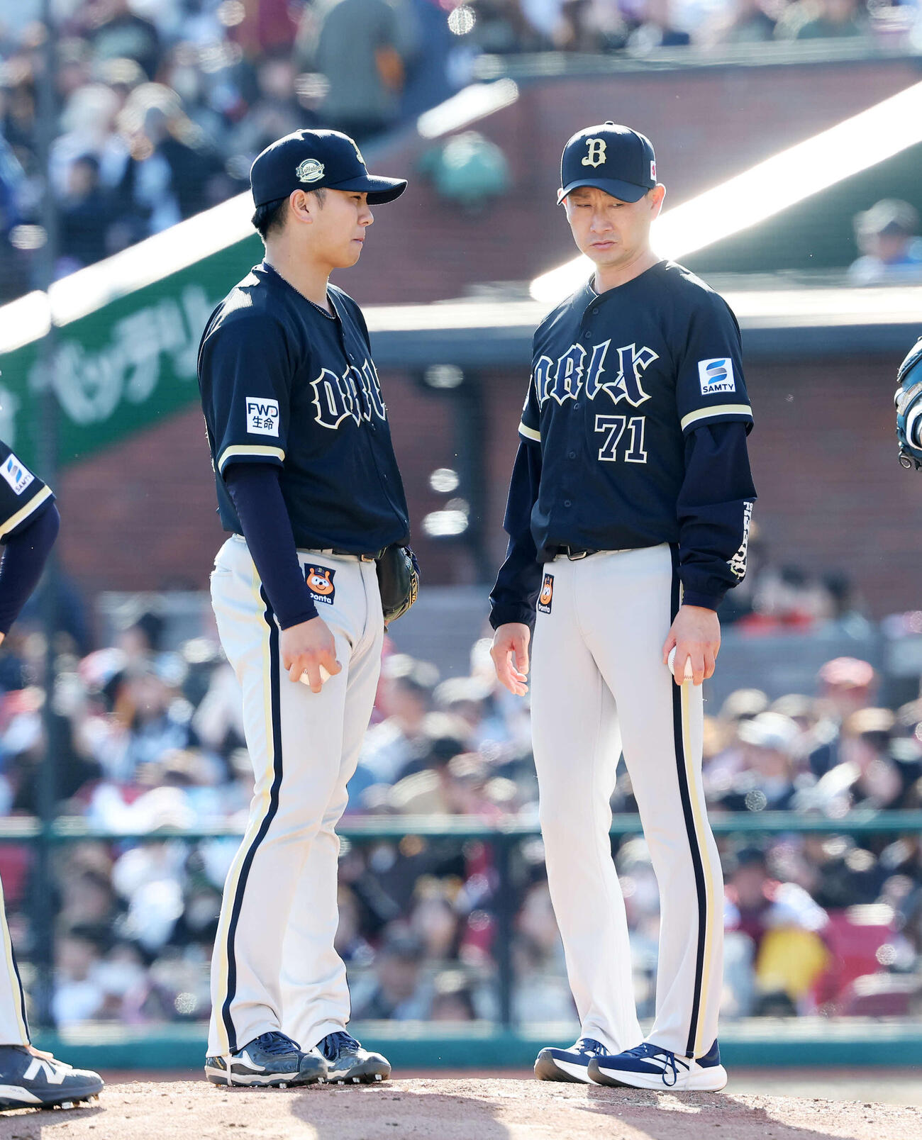 楽天対オリックス　8回裏、オリックス古田島（左）に交代を告げる岸田監督（撮影・鈴木正人）　