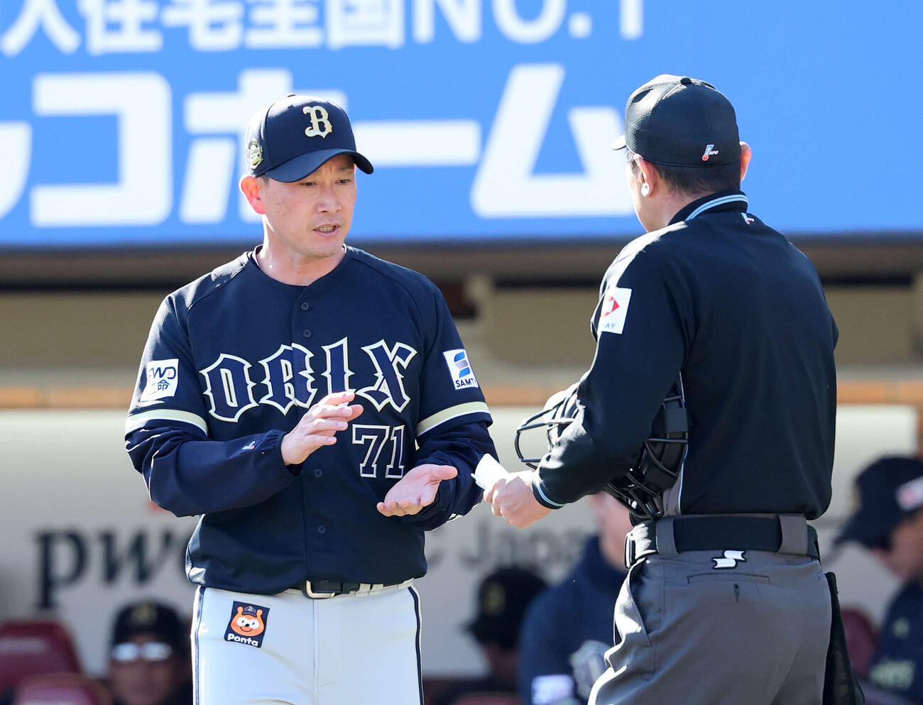 楽天対オリックス　8回裏、投手交代を告げるオリックス岸田監督（撮影・鈴木正人）　