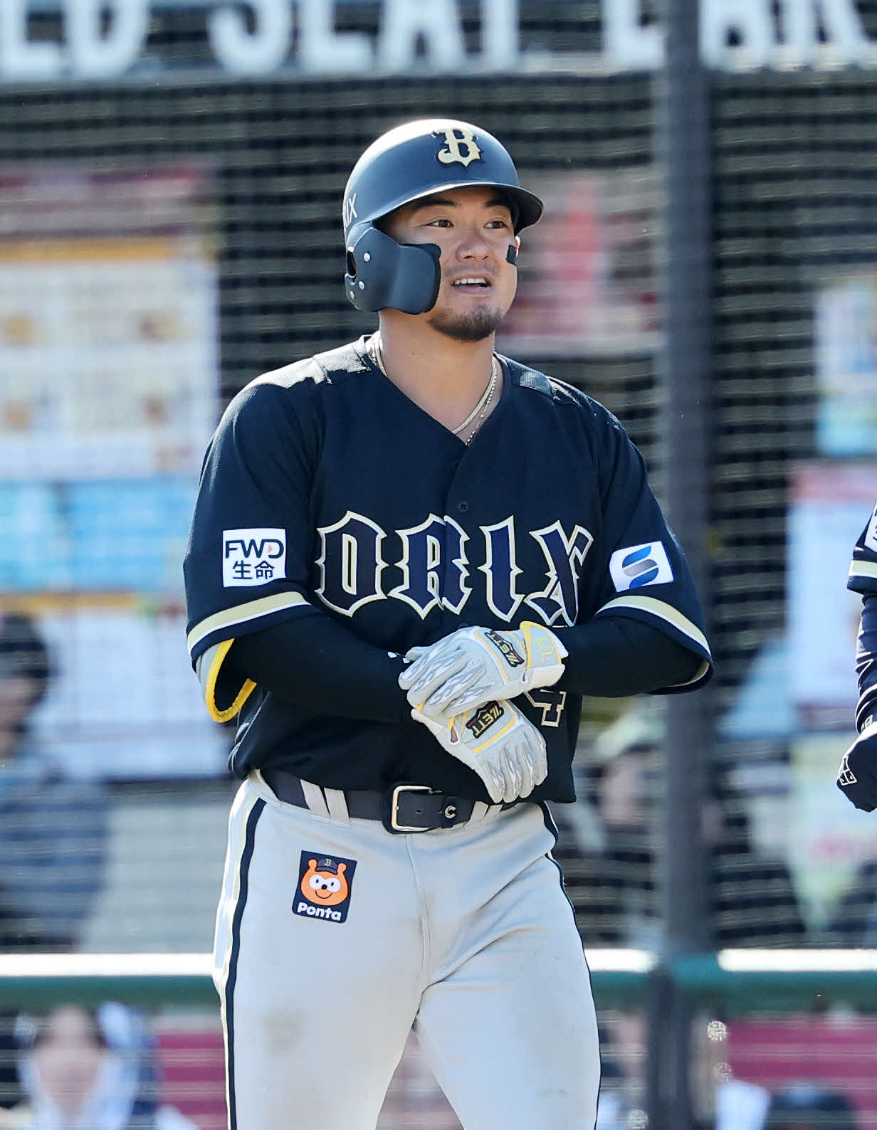 楽天対オリックス　8回表オリックス無死、森友は右前打を放つ（撮影・鈴木正人）　
