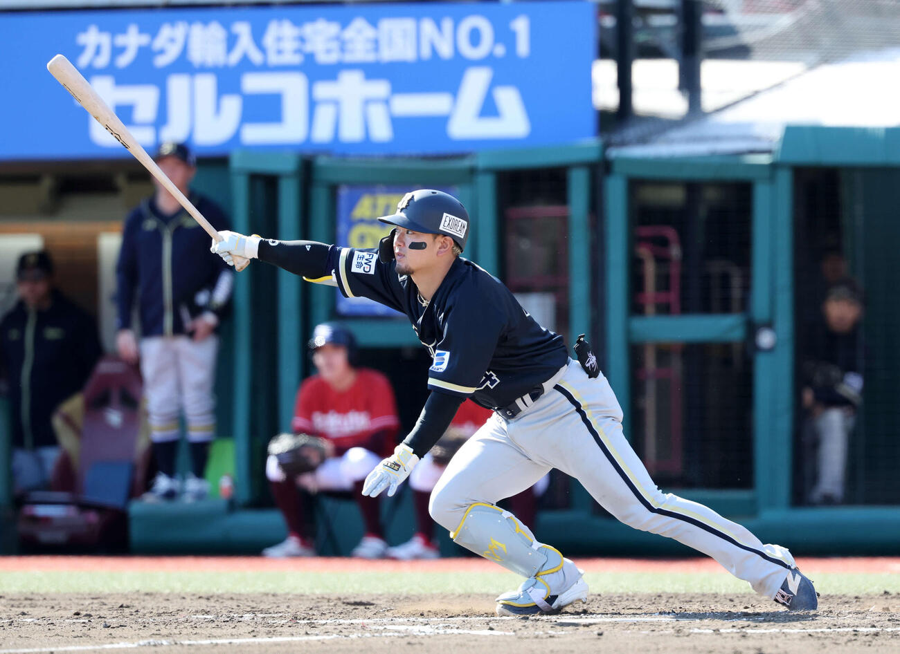 楽天対オリックス　8回表オリックス無死、森友は右前打を放つ（撮影・鈴木正人）　