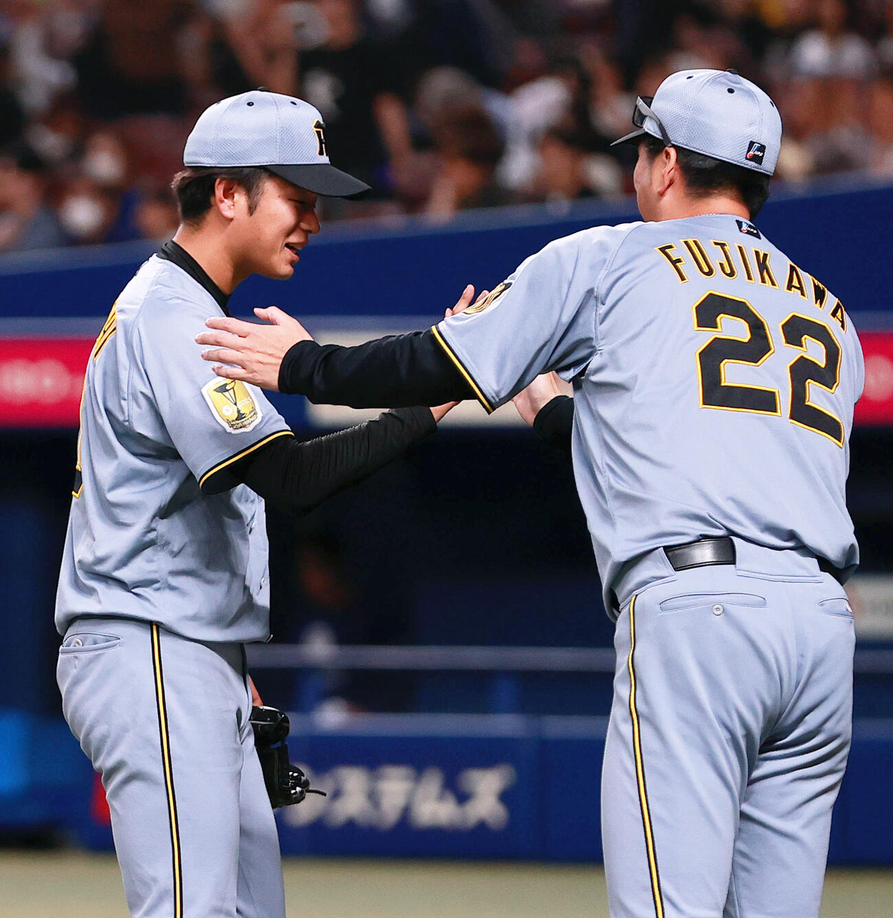 中日対阪神　中日打線を完封した阪神高橋（左）を出迎える藤川監督（撮影・上山淳一）
