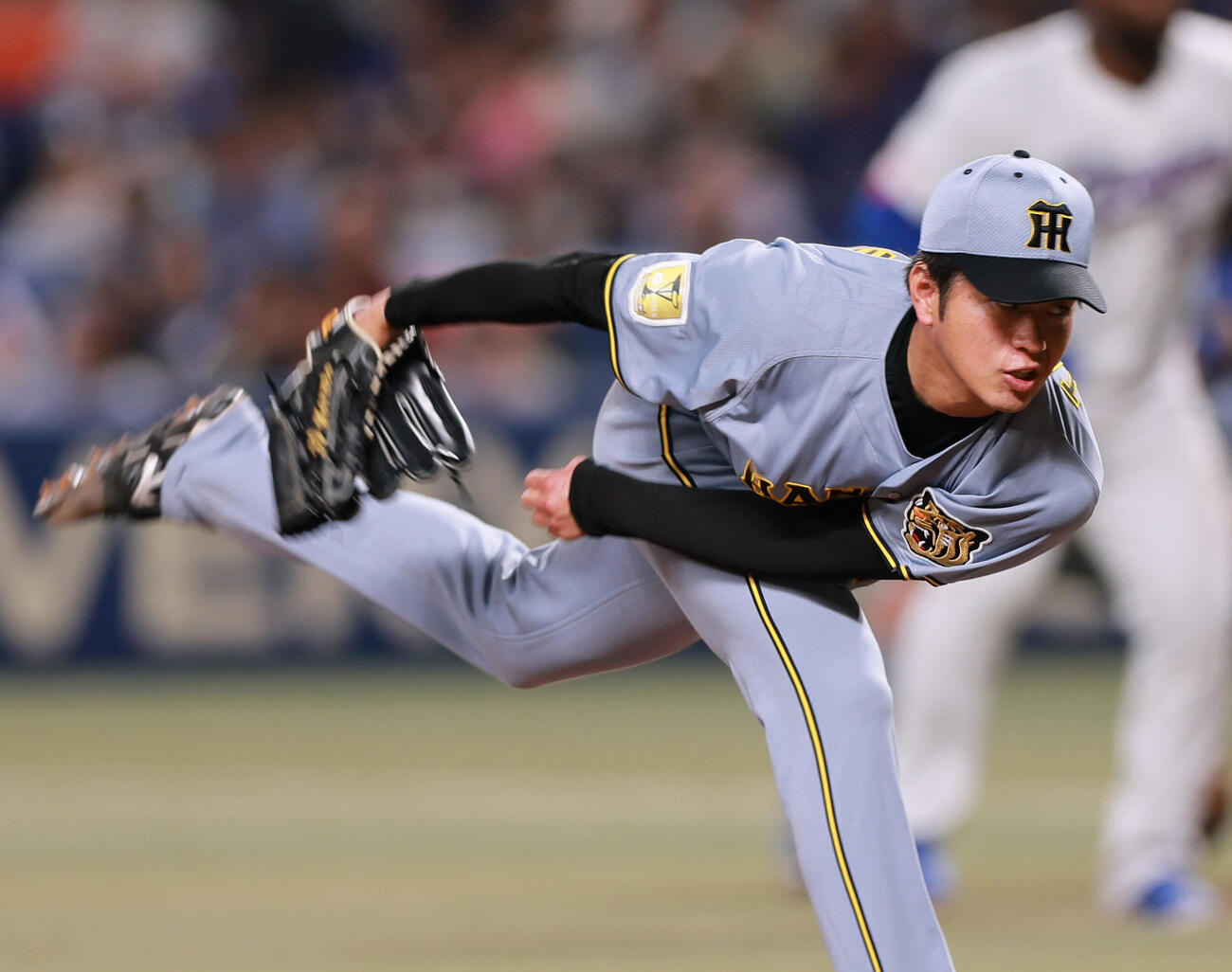 中日対阪神　8回裏、力投する高橋（撮影・上山淳一）