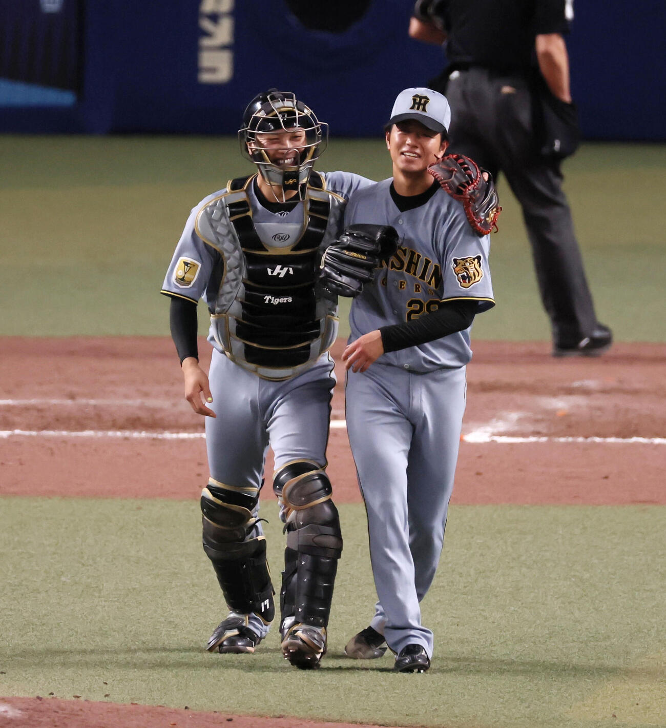 中日対阪神　阪神高橋は中日相手に完封し完投勝利で笑顔を見せる。左は伏見（撮影・加藤哉）