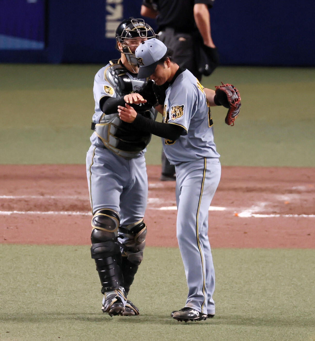 中日対阪神　阪神高橋は中日相手に完封勝利を挙げ伏見（左）と抱き合う（撮影・加藤哉）