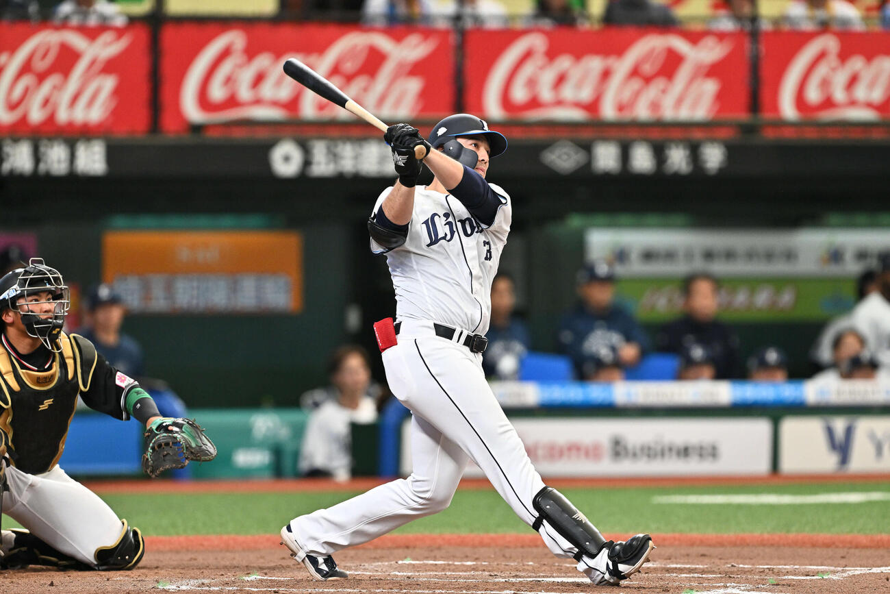 西武対ロッテ　10回裏西武1死、林安可は来日1号のサヨナラソロ本塁打を放つ（撮影・滝沢徹郎）