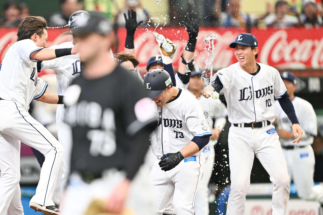 西武対ロッテ　10回裏西武1死、来日1号のサヨナラソロ本塁打を放った林安可（中央）はウオーターシャワーで祝福される（撮影・滝沢徹郎）
