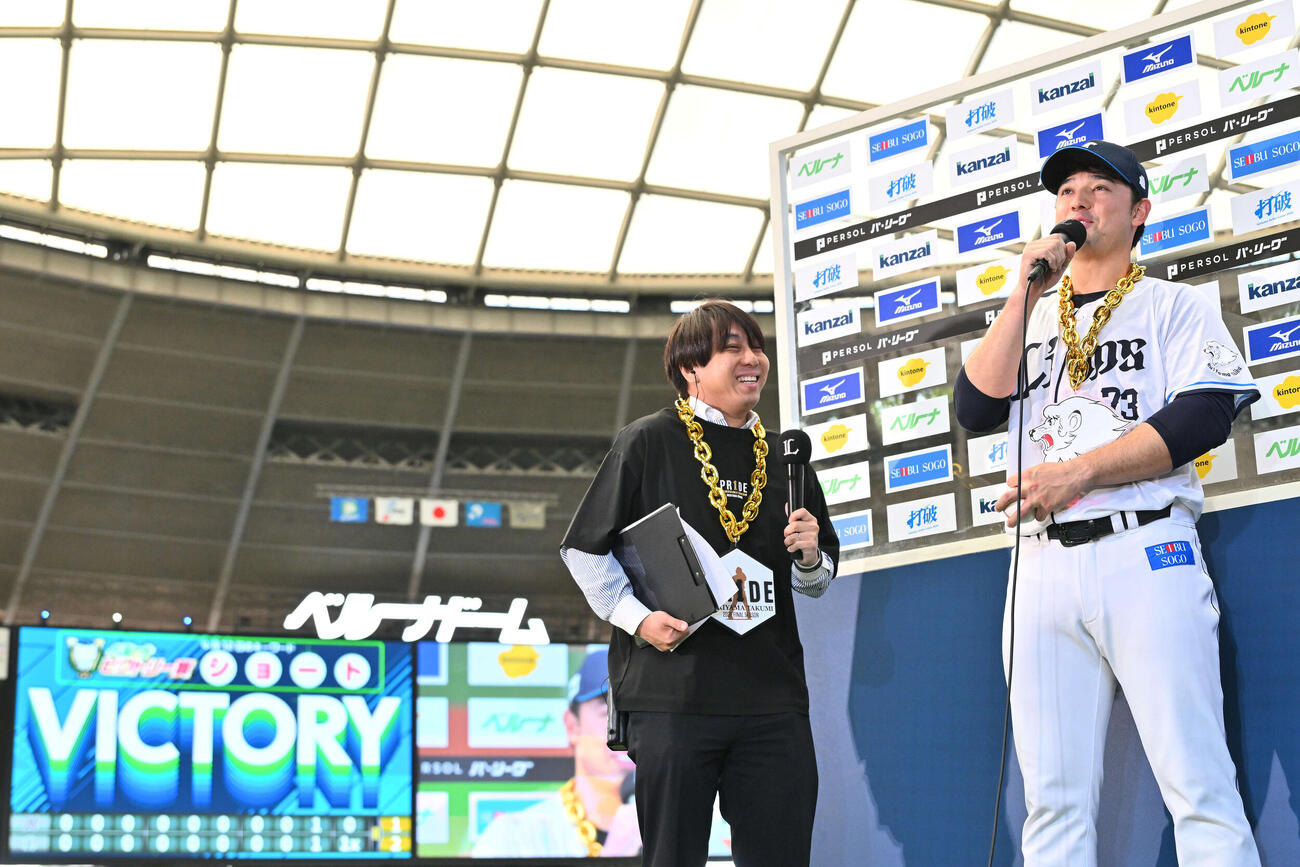 西武対ロッテ　試合後、ヒーローインタビューを受ける西武林安可（撮影・滝沢徹郎）