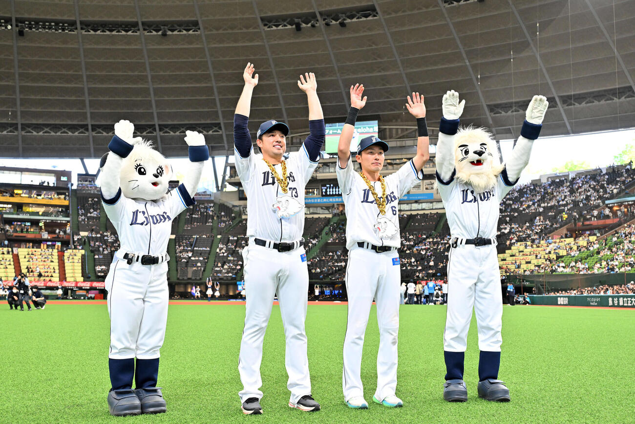 西武対ロッテ　試合後、ファンと勝利を祝う西武林安可（中左）と源田（撮影・滝沢徹郎）