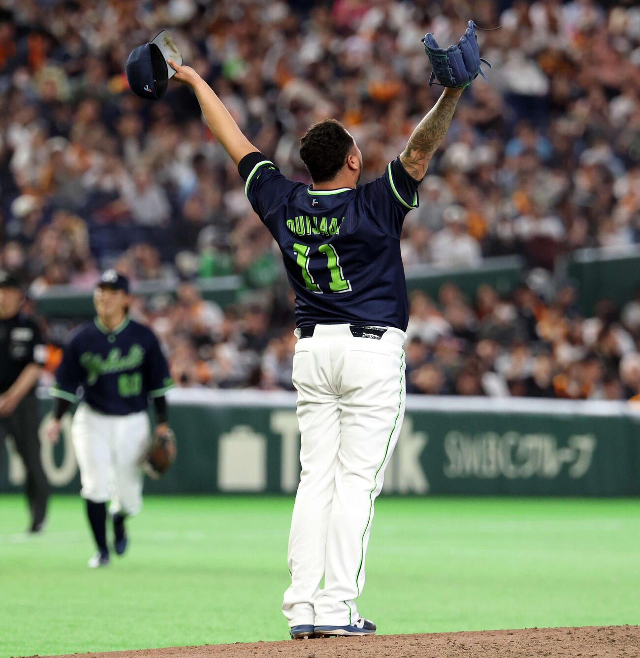 巨人対ヤクルト　9回裏巨人の攻撃を抑えバンザイするキハダ（撮影・浅見桂子）
