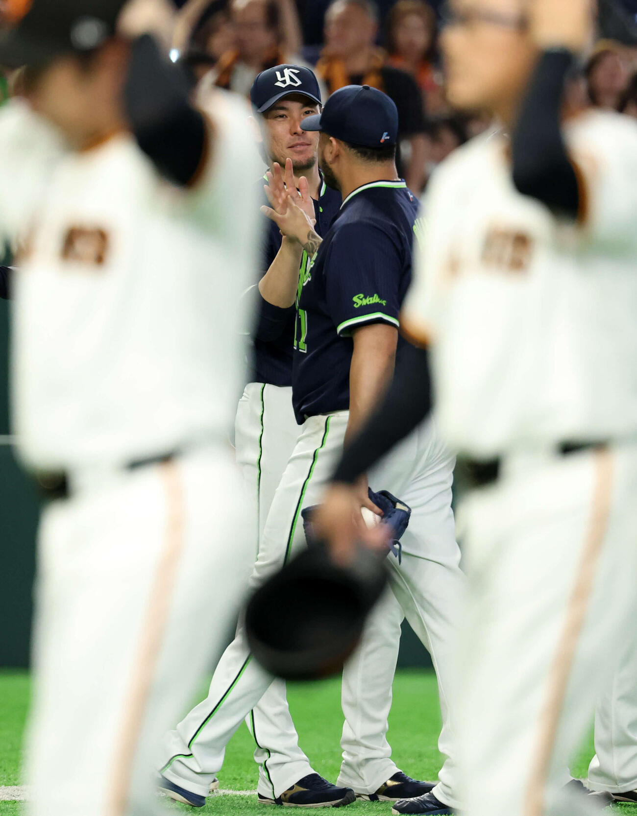 巨人対ヤクルト　今季初勝利のヤクルト高梨（奥）はキハダとハイタッチ（撮影・浅見桂子）