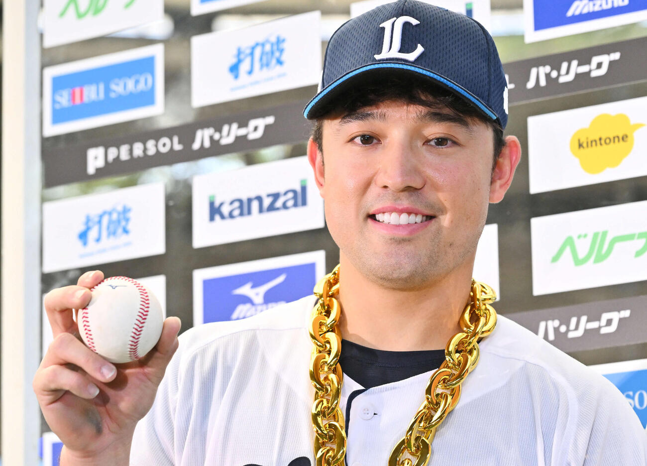 西武対ロッテ　試合後、来日1号本塁打の記念球を手にする西武林安可（撮影・滝沢徹郎）