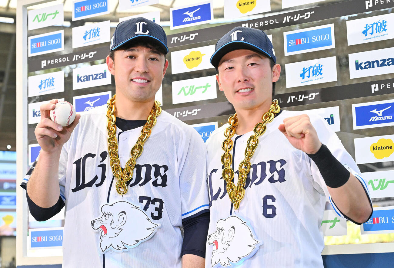 西武対ロッテ　試合後、来日1号本塁打の記念球を手にポーズを決める西武林安可（左）と源田（撮影・滝沢徹郎）