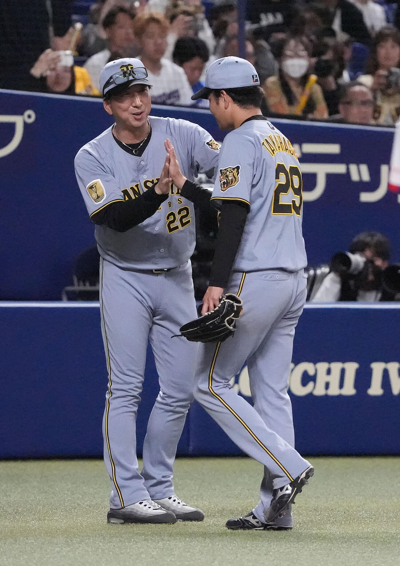 中日対阪神　試合終了、藤川監督（左）は高橋らナインを迎える（撮影・森本幸一）