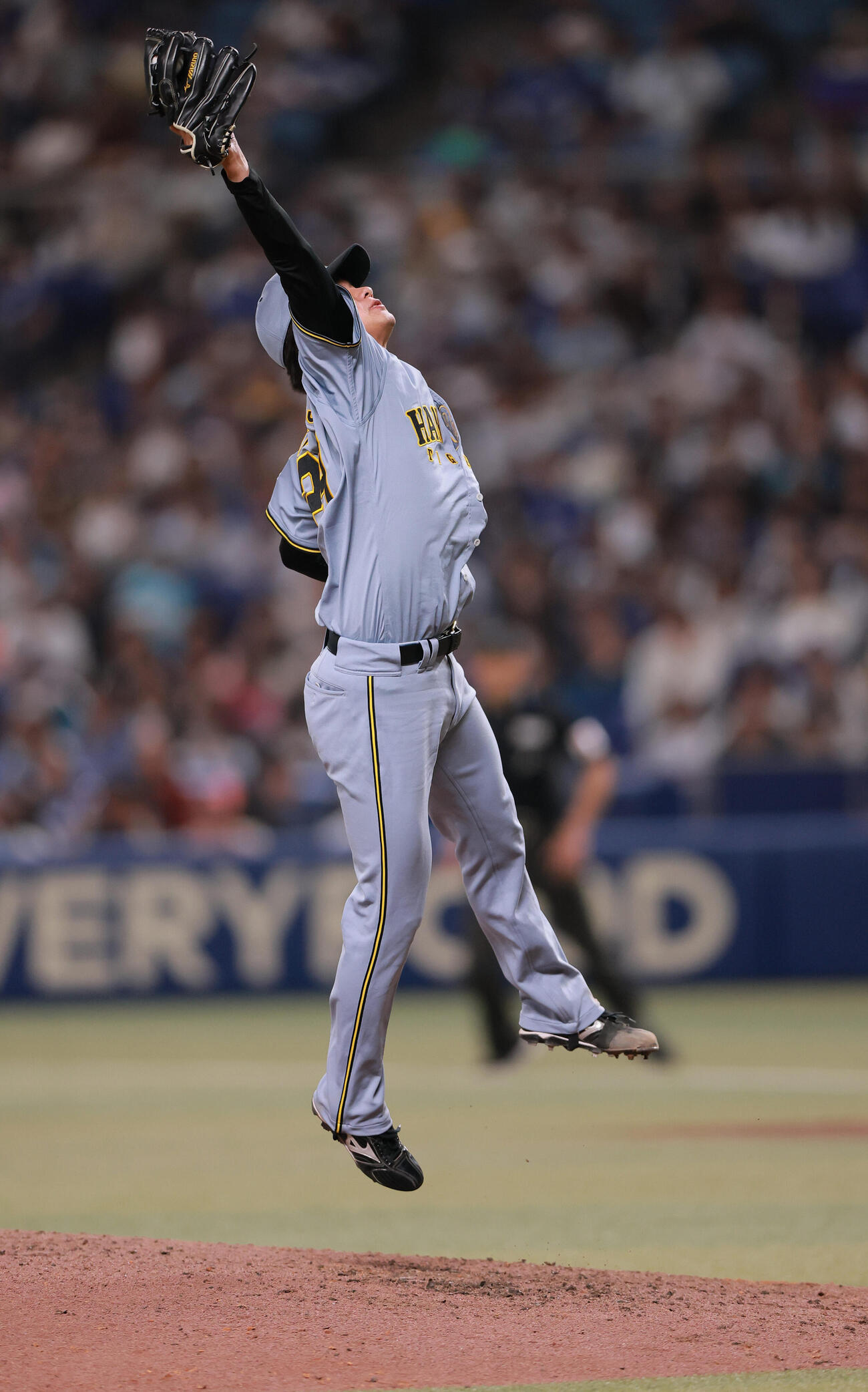 中日対阪神　9回裏中日2死、最終打者・村松の投ゴロに反応する高橋（撮影・上山淳一）
