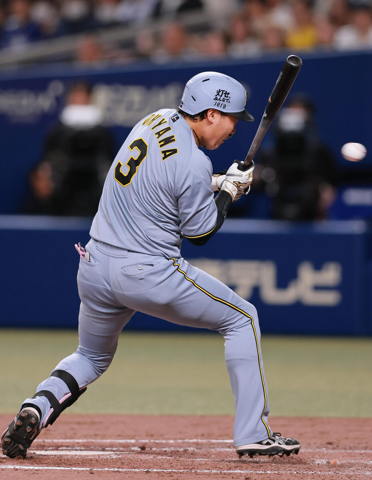 中日対阪神　4回表阪神2死、頭部付近の球をよける大山（撮影・上山淳一）