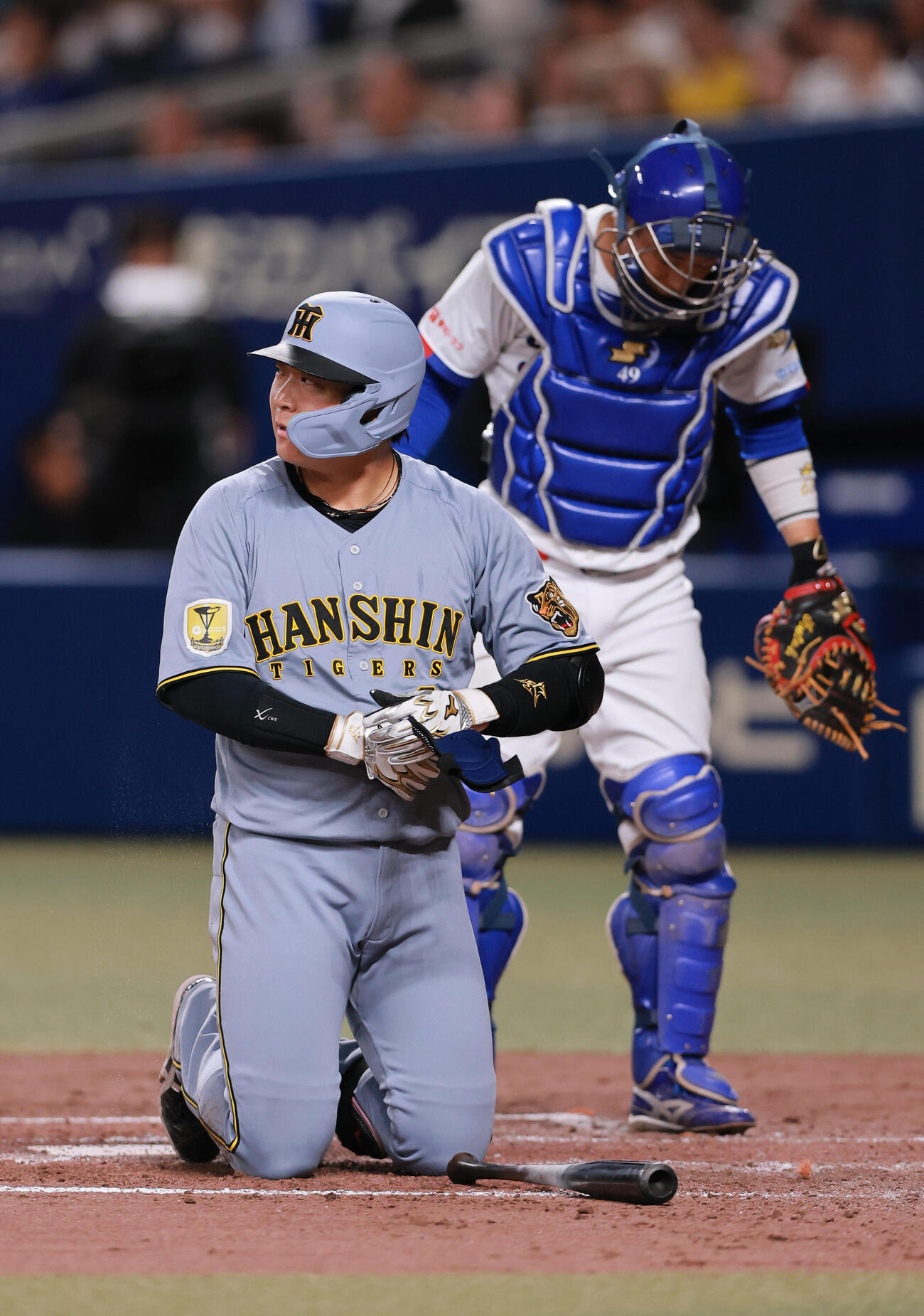 中日対阪神　4回表阪神2死、頭部付近の球をよける大山（撮影・上山淳一）