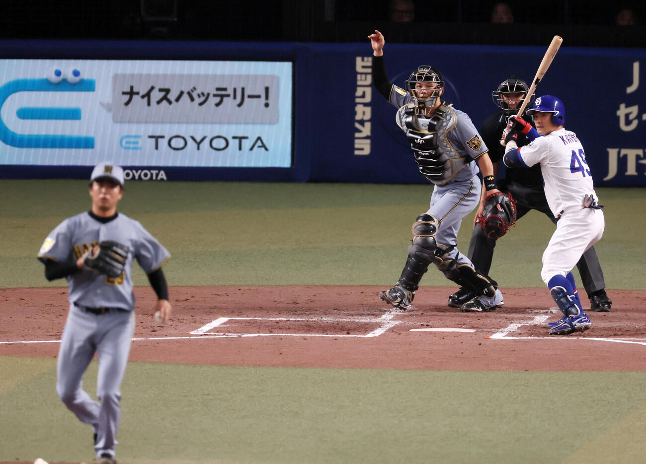 中日対阪神　2回裏中日2死一塁、打者加藤のとき一走村松の二塁盗塁を見て声をかける捕手伏見。投手高橋（撮影・加藤哉）