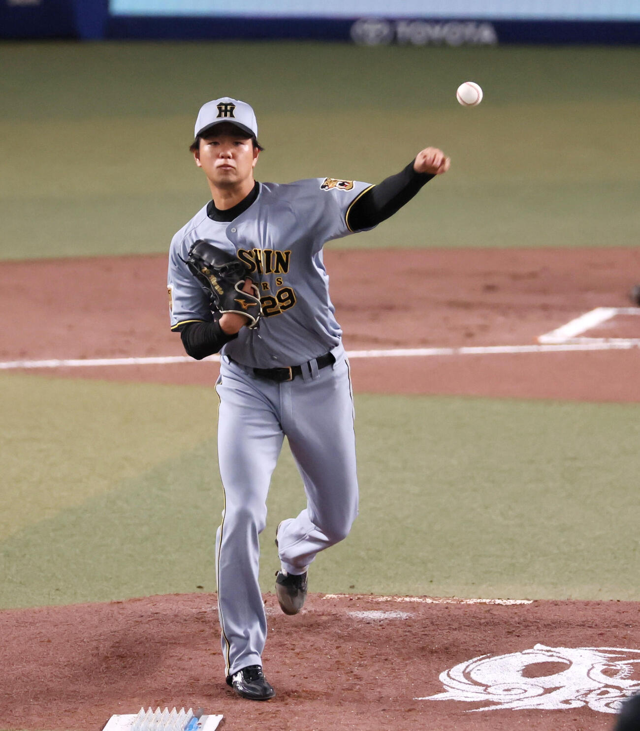 中日対阪神　2回裏中日2死一塁、打者加藤のとき一走村松の盗塁を見て二塁へけん制球を投げる高橋（撮影・加藤哉）