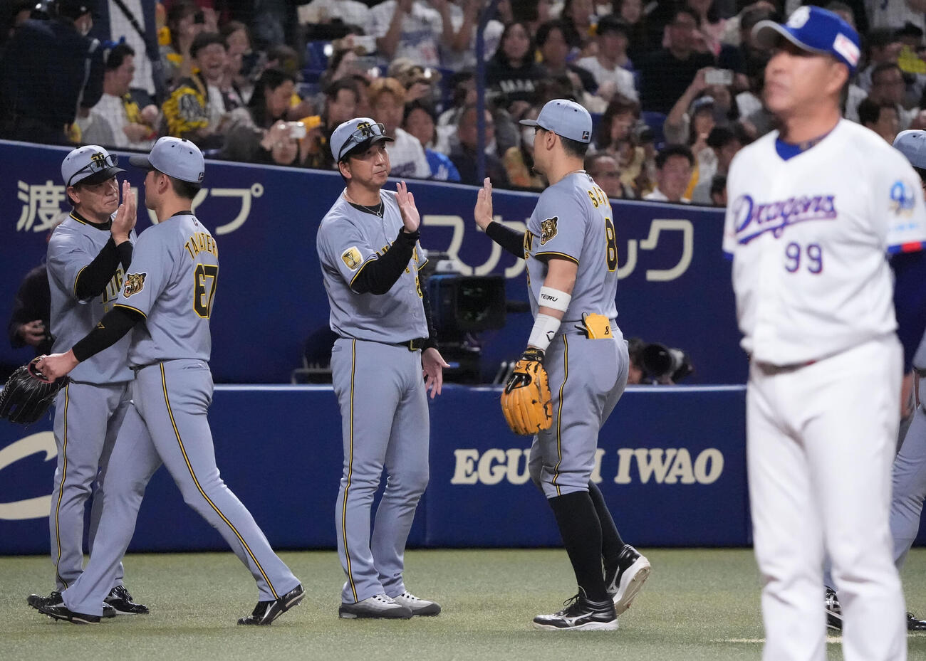 中日対阪神　試合終了、藤川監督（左から3人目）はナインを迎える（撮影・森本幸一）