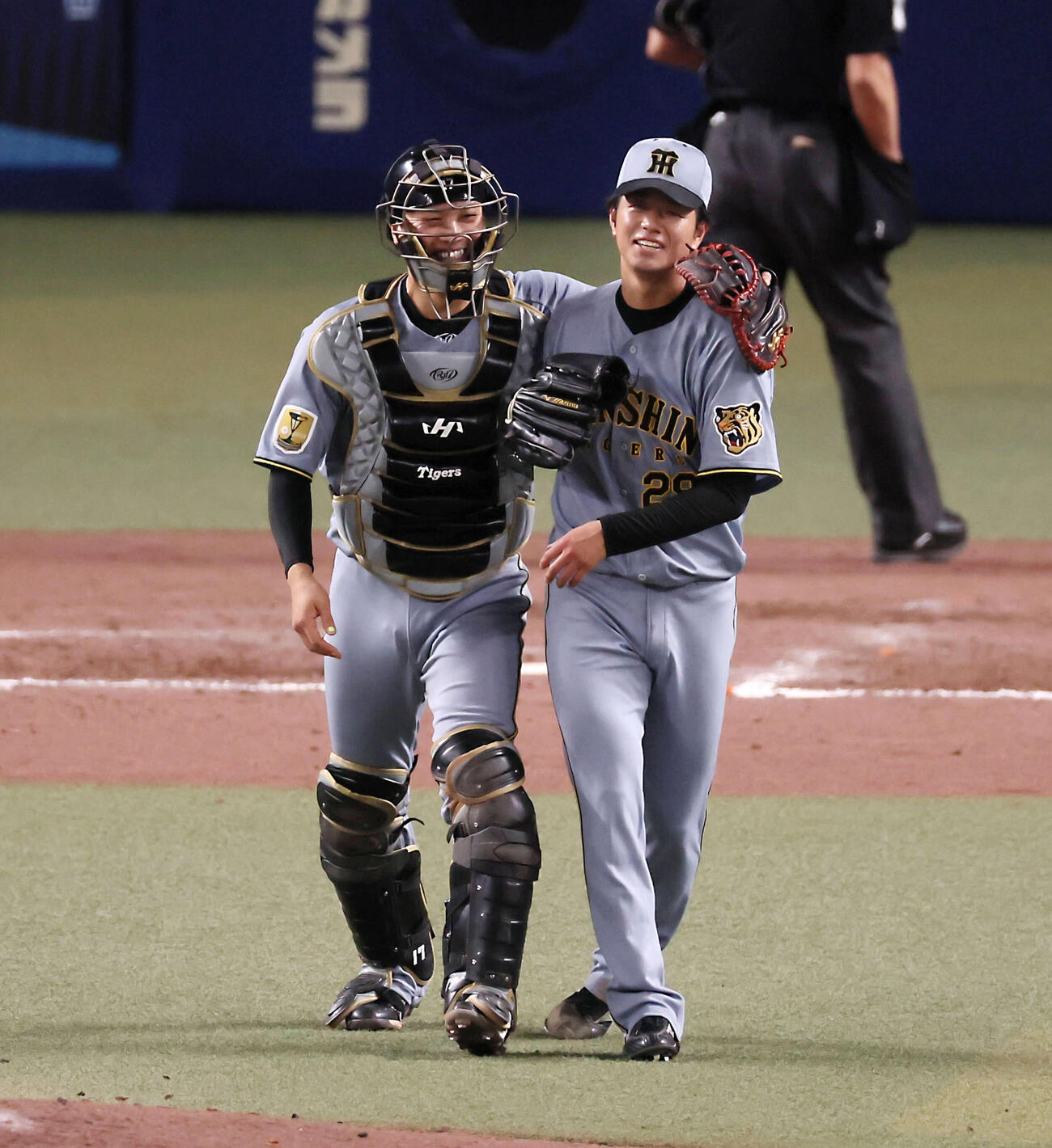 中日対阪神　阪神高橋は中日相手に完封勝利し笑顔を見せる。左は伏見（撮影・加藤哉）