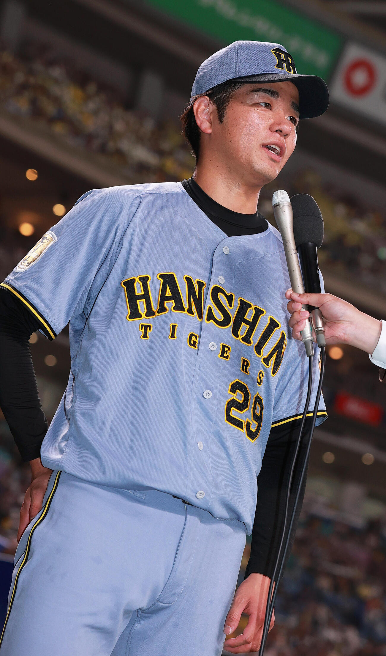 中日対阪神　中日打線を完封した阪神高橋はヒーローインタビューで笑顔を見せる（撮影・上山淳一）