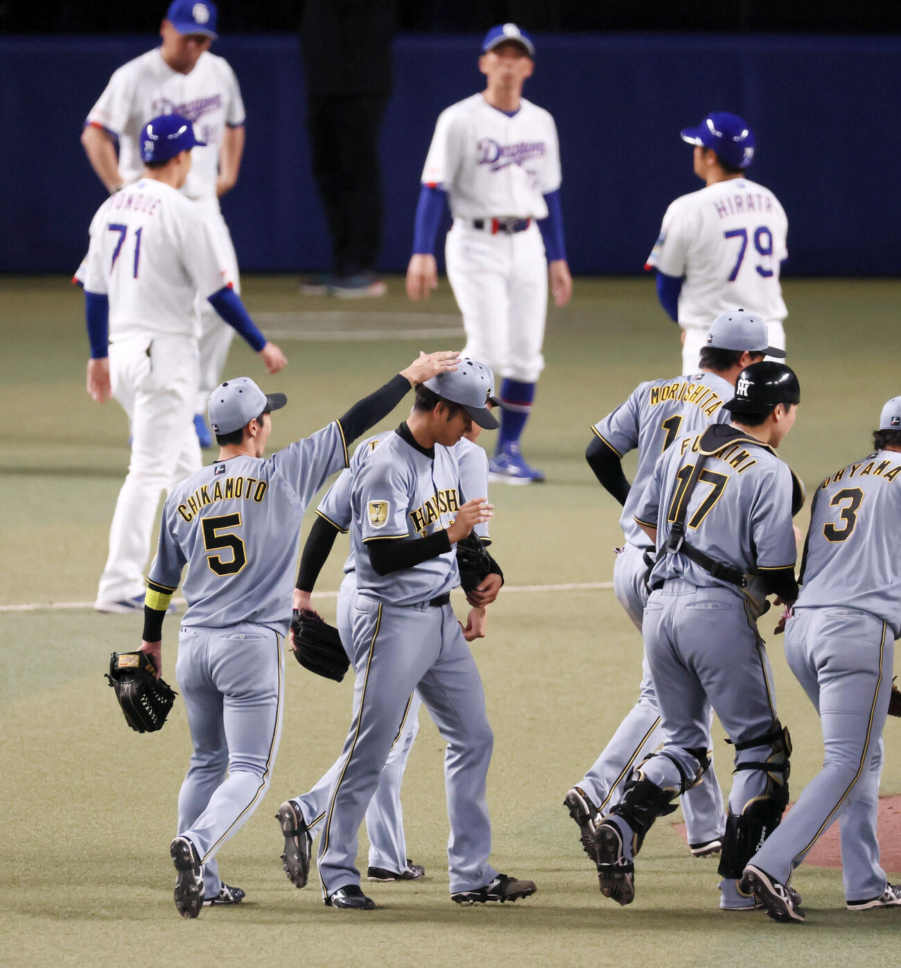 中日対阪神　中日に勝利し近本（左）から頭をなでられる阪神高橋（撮影・加藤哉）