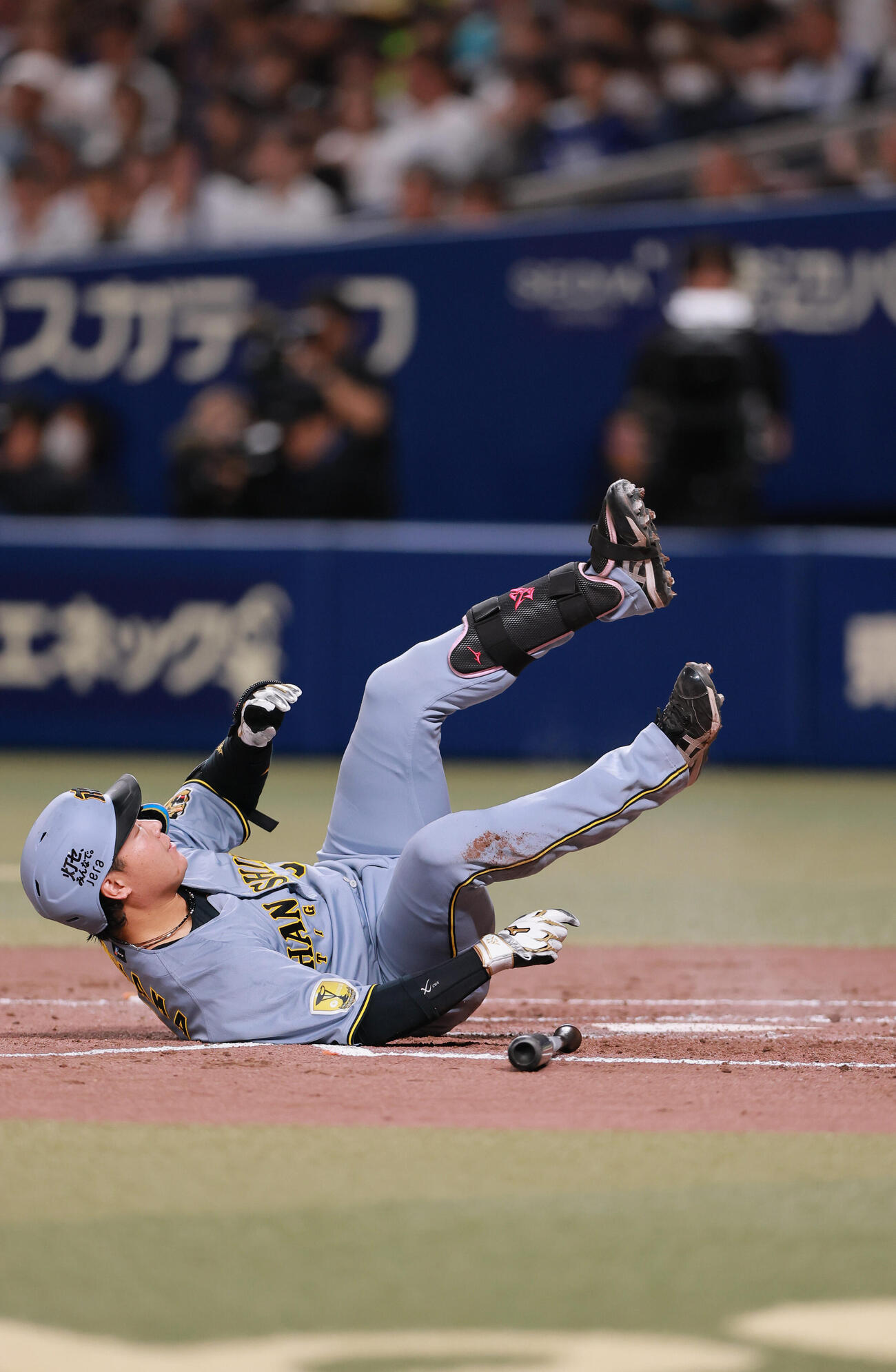 中日対阪神　4回表阪神2死、頭部付近の球をよける大山（撮影・上山淳一）