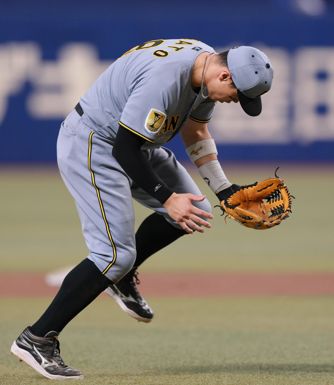 中日対阪神　6回裏中日2死、細川の三ゴロを後逸する佐藤（撮影・上山淳一）