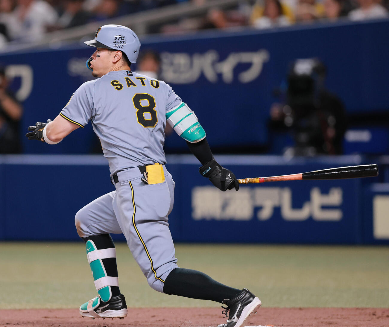 中日対阪神　8回表阪神無死、内野安打を放つ佐藤（撮影・上山淳一）