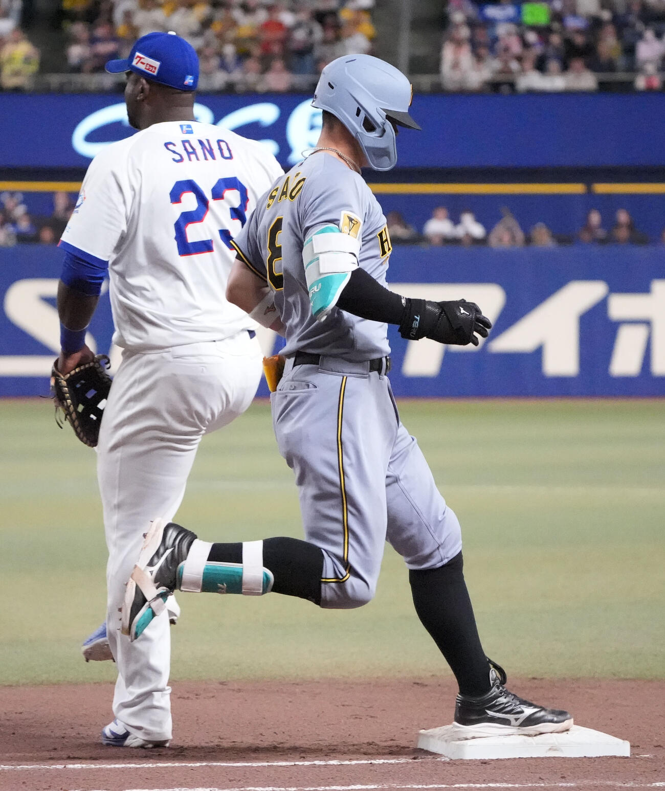 中日対阪神　8回表阪神無死、佐藤（右）は内野安打で出塁する（撮影・森本幸一）