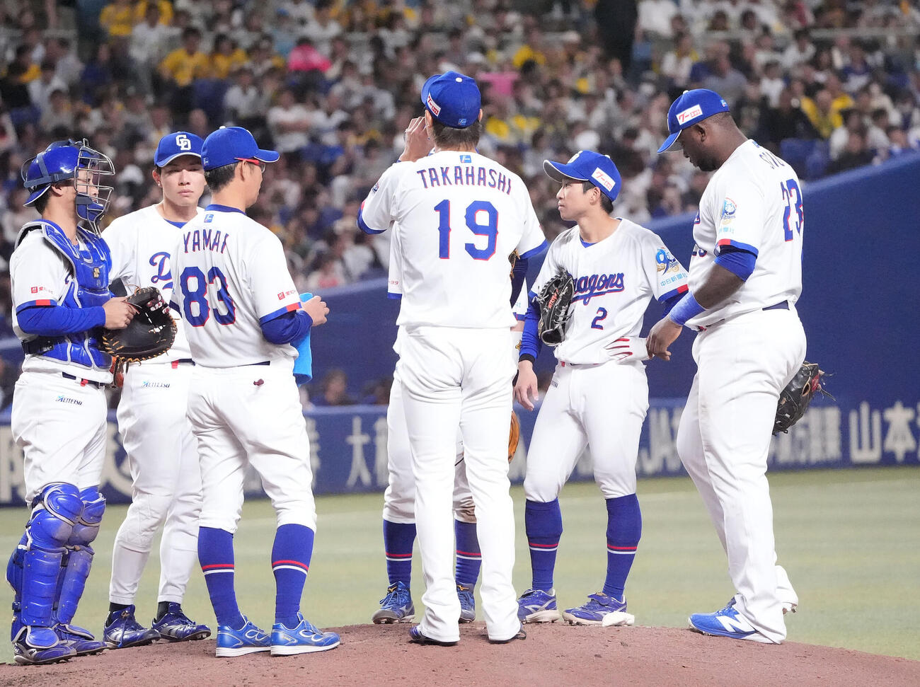 中日対阪神　5回表阪神2死一、二塁、マウンドの高橋宏（中央）のもとに集まる中日ナイン（撮影・森本幸一）