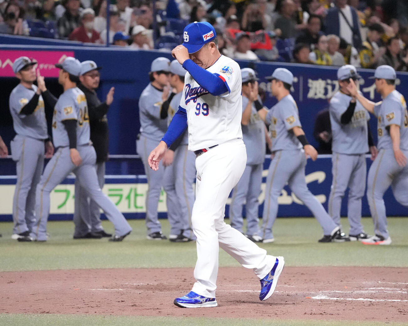 中日対阪神　試合終了、中日井上監督（中央）は観客に一礼し引き揚げる（撮影・森本幸一）