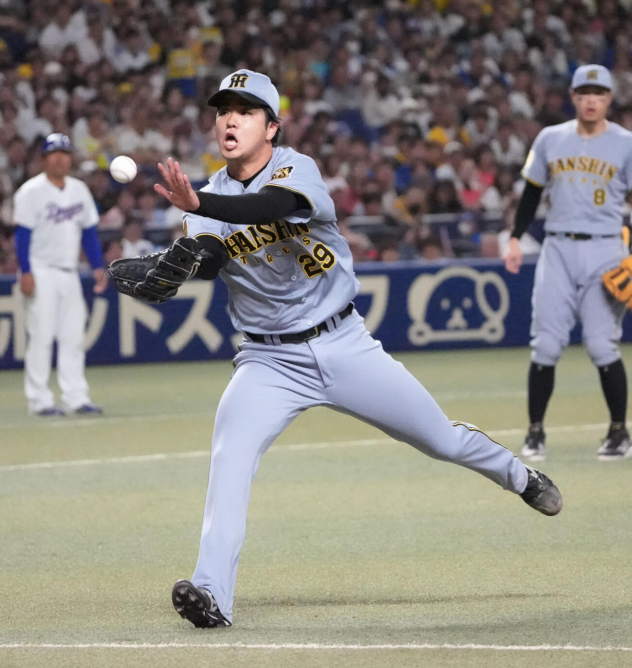 中日対阪神　3回裏中日無死一塁、高橋宏の打球を捕球する阪神先発の高橋（撮影・森本幸一）