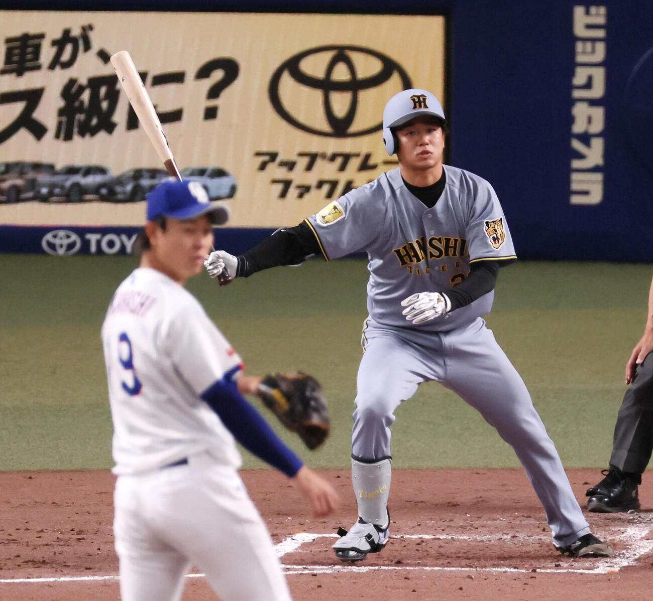 中日対阪神　3回表阪神1死二塁、高橋は粘った末に遊直を打つ。投手高橋宏（撮影・加藤哉）