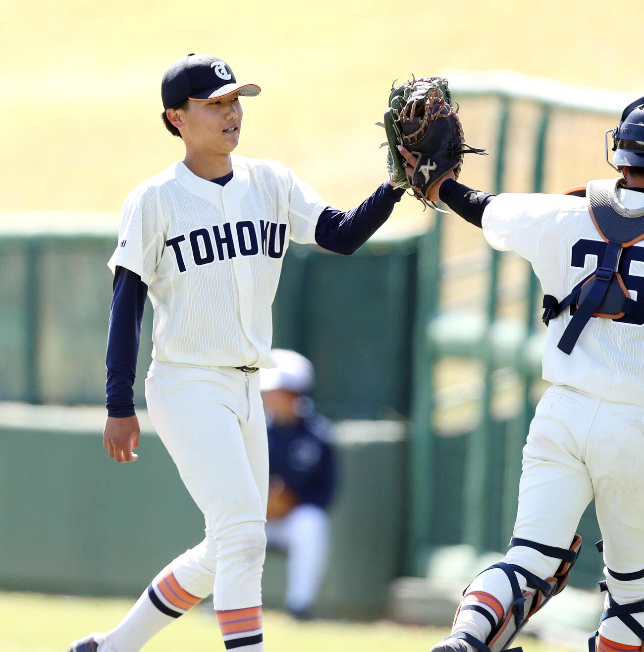 宮城教大対東北福祉大　4回を無失点で終え、グラブタッチする東北福祉大・清家（左）（撮影・木村有優）