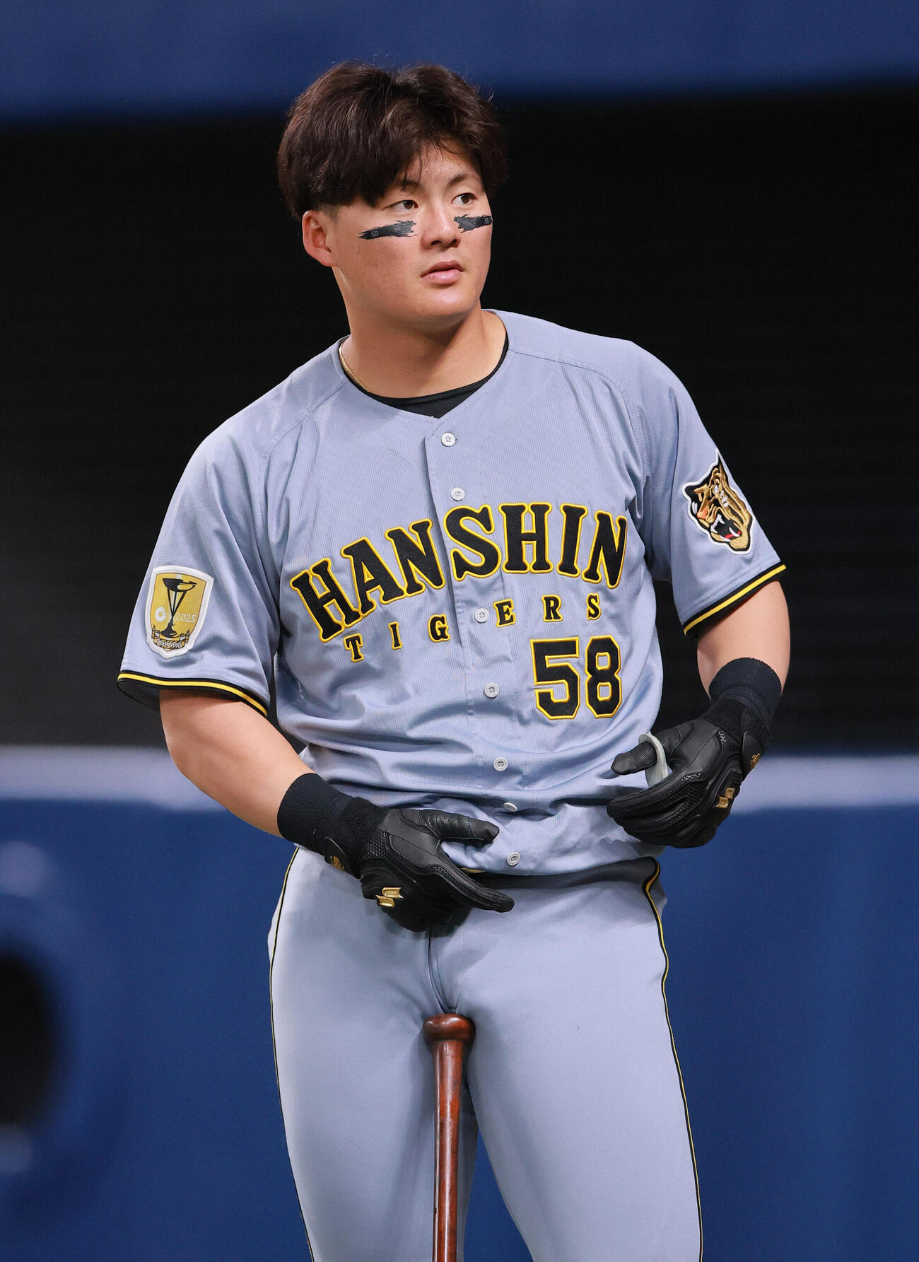 中日対阪神　試合を前に準備する阪神前川（撮影・上山淳一）