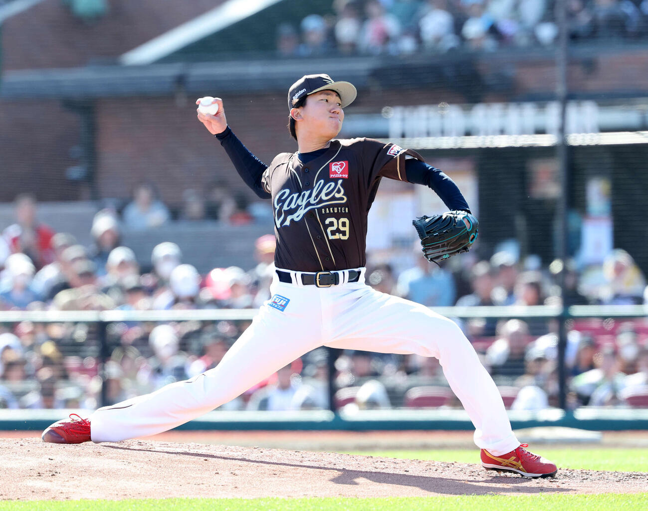 楽天対オリックス　力投する楽天2番手の田中千（撮影・鈴木正人）　